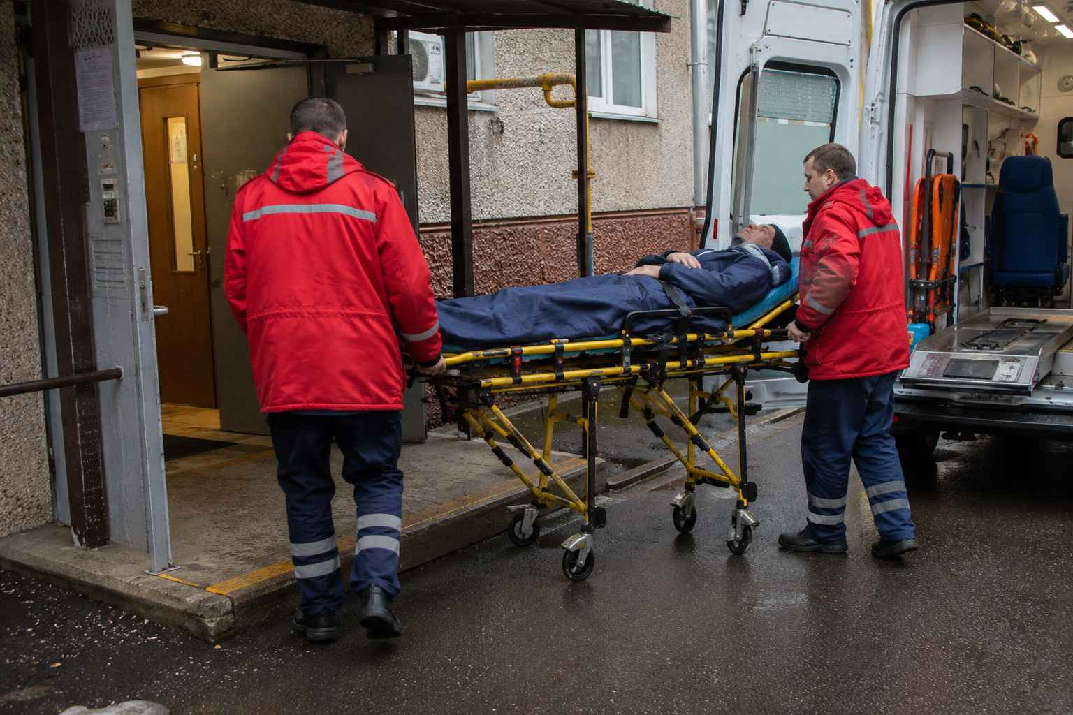 Медицинская бригада рядом с домом пациента