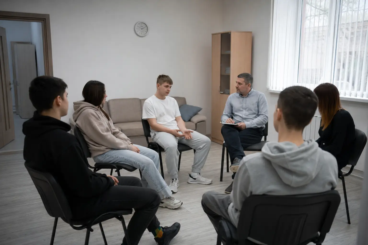 Групповая терапия подростков в реабилитационном центре